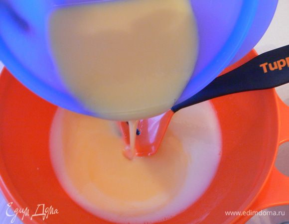 Соединить кефирную и яичную смесь.