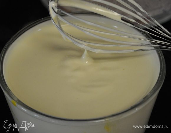 Для коржа разогреть духовку до 220C.
Сбрызнуть противень спреем для готовки или смазать сливочным маслом, застелить его пергаментной бумагой и снова сбрызнуть спреем. Обсыпать мукой, излишки высыпать.
Яйца и яичные желтки с сахаром положить в металлическую чашку и поставить на водяную баню. Взбивать миксером до полного растворения сахара, около 2 минут. Снять чашку с водяной бани и продолжать взбивать на большой скорости до густой кремообразной светлой массы, до полного остывания около 6 минут.


