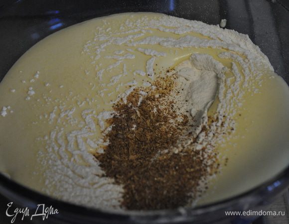 На яичную массу просеять муку с солью и посыпать сверху тёртой лимонной цедрой, осторожно перемешать лопаткой. Когда мука почти вся распределится, влить тоненькой струйкой растопленное сливочное масло, осторожно перемешать.
Вылить тесто на приготовленный противень, разровнять и поставить в духовку выпекаться на 7-12 минут до красивого золотистого цвета ( у меня пёкся корж примерно 10 минут). Остудить полностью корж на кухонной решётке, затем ровно обрезать края и разрезать на три коржа равного размера.
