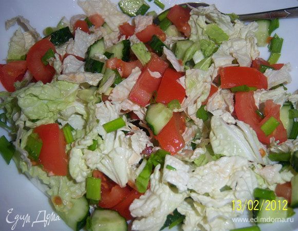 помидор, огурец, лук, салат пекин-й, нарезать, добавить щепотку соли и перемешать