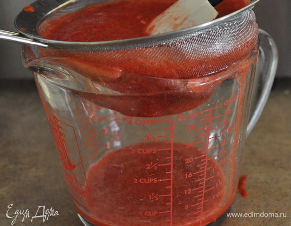 Для мусса в блендере пюрировать 450-500 г клубники.
Процедить пюре через ситечко (должно получиться около 1 чашки клубничного пюре. Добавить к пюре 2 ст.л. лимонного сока, размешать.
На водяной бани растопить шоколад.
В 1/4 чашки прохладной воды замочить желатин и оставить на 5 минут.
1/4 чашки сливок и сахарную пудру довести до кипения. Снять с огня, дать чуть-чуть остыть и добавить набухший желатин, растворить его, помешивая.
Добавить желатиновую смесь к растопленному шоколаду, размешать.

