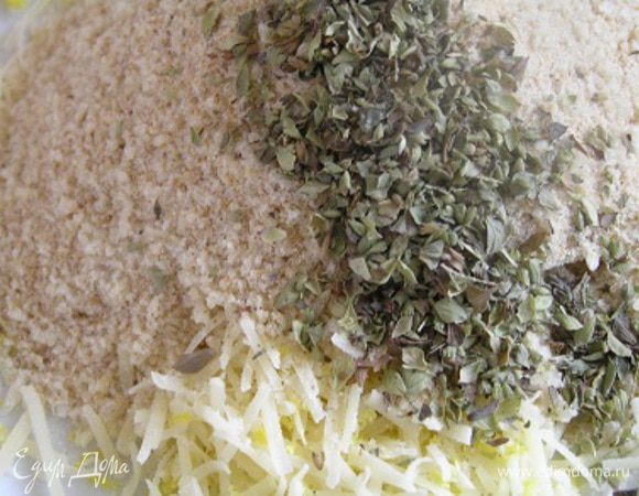 добавить панировочные сухари, орегано, соль и перец. Перемешать.