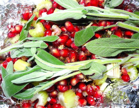 Натереть мясо хмели-сунели.
Выжать сок из граната, смешать с вином и залить мясо. Горсточку зерен можно оставить. Поставить на ночь в холодное место.