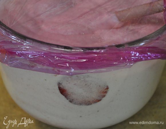 3/4 чашки клубничного пюре также добавить к шоколадному крему, размешать.
Оставшиеся сливки взбить до пиков средней плотности. 1/3 ввести в шоколадный крем, осторожно размешать, затем ввести остальные сливки. В конце добавить клубнику пластиками и поставить в холодильник на 1 час, иногда помешивая.
