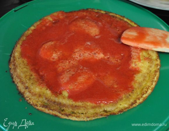 Коржи смазать оставшимся клубничным пюре, дать немного впитаться. Затем промазать клубничным муссом, складывая коржи один на другой. При необходимости, подровнять торт. Поставить торт в холодильник на ночь застывать. (или по крайней мере на 2 часа)
