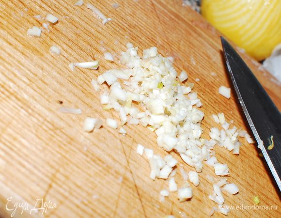 Чеснок измельчила.