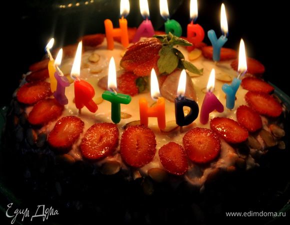 Для ганаша довести сливки до кипения. Положить мелко порубленный шоколад в чашку. Залить шоколад горячими сливками, дать постоять 5 минут, затем размешать деревянной ложкой до гладкости. Добавить щепотку соли и по немногу, размешивая влить лимонный сок.
Залить торт ганаше, при необходимости, разровнять. Поставить на холод на час.
