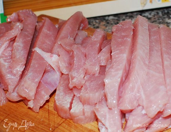 Спагетти отварила,согласно инструкции,откинула на дуршлаг.
Филе индейки нарезала полосками.