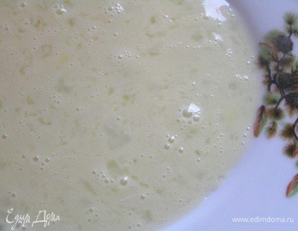 В отдельной миске взбить яйцо.