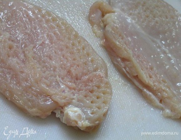 Куриные грудки помыть, освободить от кожи и костей, обсушить, отбить до толщины 1 см,
