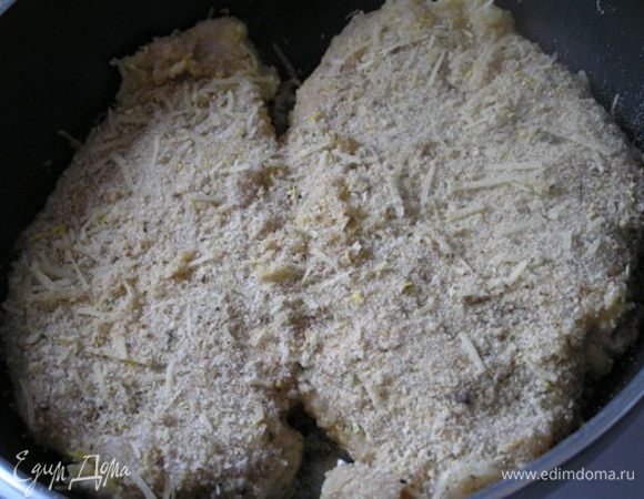 обмакнуть в яйцо, затем в сухую панировочную смесь. Выложить на разогретую сковородку с оливковым маслом и обжарить около 5-6 минут с каждой стороны.