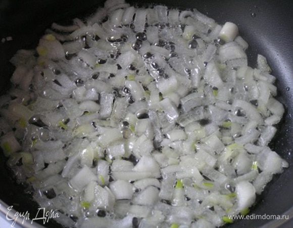 Приготовить томатный соус. Лук нарезать кубиками, обжарить на оливковом масле до прозрачности,