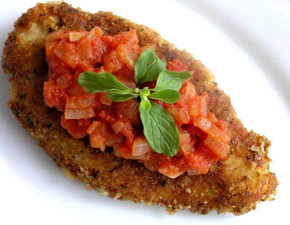 Выложить курицу на тарелку, полить томатным соусом. Bon appetit! :)