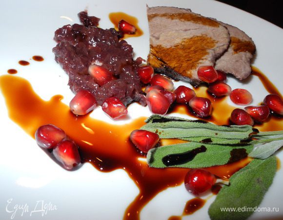 Закрыть сверху фольгой и запекать при температуре 180-190 градусов минут 40. Очень вкусно это мясо в холодном виде. Я подавала с луковым мармеладом и бальзамико - волшебно!