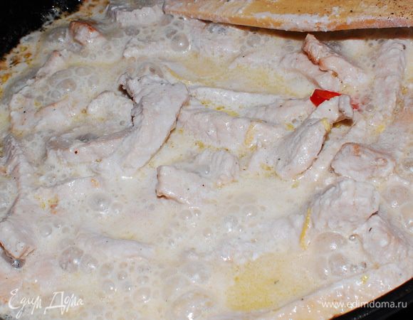 Добавила сливки,увеличила огонь,добавила колечки перца чили и дала соусу загустеть.