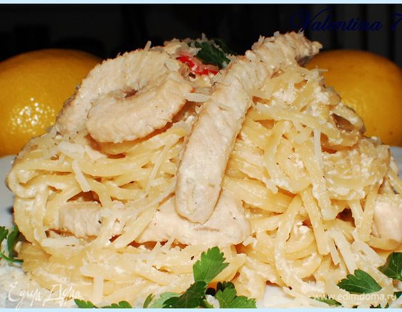 Когда соус сготовился.Добавила спагетти.Прогрела.
Подавала с зеленью петрушки и тертым пармезаном.