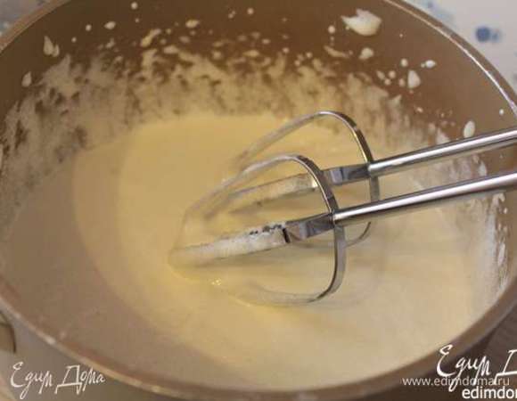 Необходимо отделить белки от желтков. Взбить  желтки с сахарной пудрой добела. 