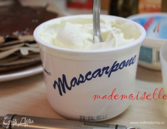 Маскарпоне выкладываем из холодильника, чтобы у сыра была комнатная температура. Разминаем слегка. Соединяем с желтками.