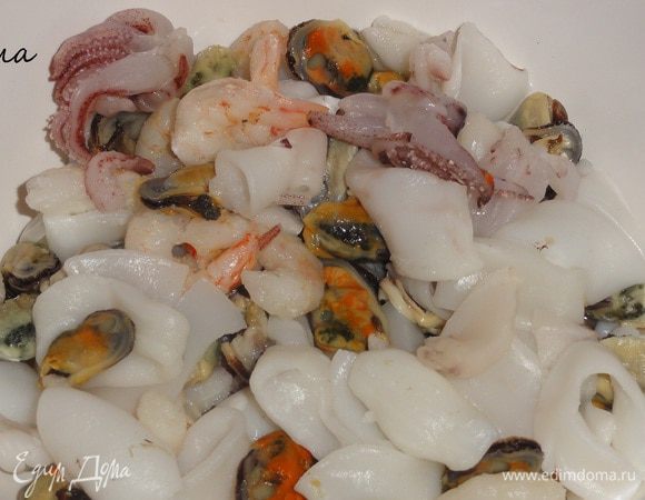 Морской коктейль разморозить. Бросьте в кипящую воду и варите 5 минут с солью и лимонным соком. Откиньте на сито и остудите.