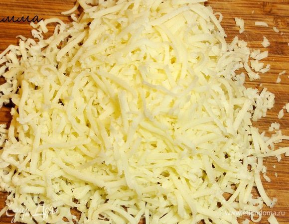 Натрите сыр на мелкой терке.