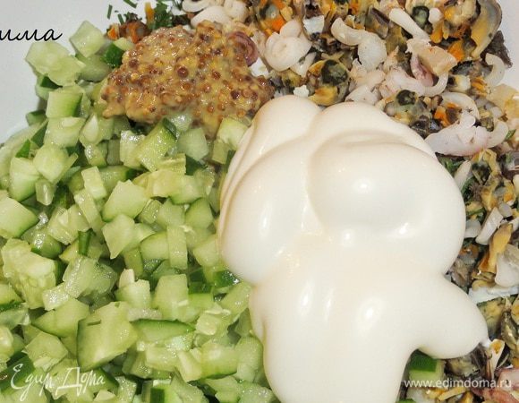 Смешайте все ингредиенты с солью, перцем, майонезом и горчицей.