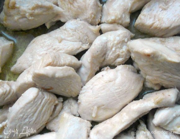 В сковороде разогреть немного оливкового масла, обжарить нарезанное филе до готовности. Переложить курицу (вместе  с образовавшимся соком) в отдельную посуду, сковороду протереть. 