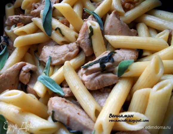 Вернуть курицу и сок, присолить по вкусу и прогревать еще минуту. Соединить с отваренной до состояния al-dente пастой, плеснув в сковороду немного воды, в которой варилась паста, а также еще немного оливового масла. Оставить на минуту, дойти, и подавать, присыпав по желанию небольшим количеством шалфея. 