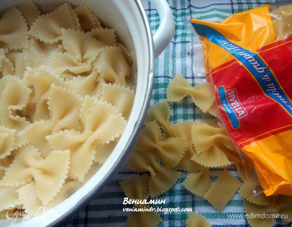 Пасту отварить до состояния al-dente, немного охладить, но в целом сохранять теплой. Соединить с салатом перед самой подачей. 