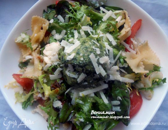 Разложить салат по тарелкам, присыпать пекорино/пармезаном и оформить сорбе из песто (предварительно минут за 10-15 вынуть из морозильной камеры). Концепция проста - классика, но не совсем привычная, но самое главное - различие фактур и текстур. Представьте: теплая паста и ледяной песто...:) На самом деле, как я и говорил, крупная стружка - идеальный вариант, просто мне в последний момент захотелось оформить шариком. Стружка будет смотреться стильно, да и уместнее - шарика на порцию слишком много, и тает он медленнее:)