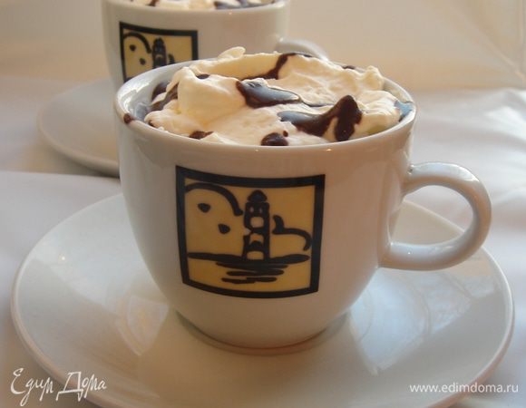 Кто не помнит быстрый бисквит в микроволновке от ♥ОЛЯ :)♥?Классная штука.По такому же принципу готовим фондан.Для этого взбейте в миске яйцо с сахаром,Нутеллой и растительным маслом.В отдельной ёмкости соедините муку,какао и разрыхлитель.Соедините обе смеси.Взбейте охлаждённые сливки с добавлением сахарной пудры.Разлейте тесто по чашкам(350 мл-5 ст.л.теста;150 мл-2 ст.л.)и выпекайте в микроволновке при максимальной мощности(350 мл-2 мин;150 мл-40секунд).Бисквит в чашке быстро поднимается и кажется,что вот-вот"выпрыгнет"из чашки,потом немного опадает.Оставьте чашки в микро на минутку.Старайтесь не передерживать и не перекладывать тесто!На готовые(горячие) фонданы выложите взбитые сливки и наслаждайтесь!