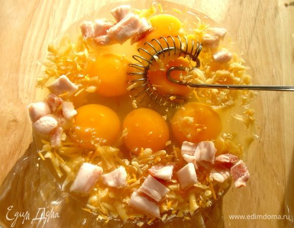 Смешать все ингредиенты,кроме сметаны и лука.Вылить смесь в формы для кексов.Выпекать при 180*С до образования румяной корочки.Готовые фритаты немного остудить и выложить из форм.Украсить ложечкой сметаны и мелконарезанным зелёным луком.Приятного аппетита!