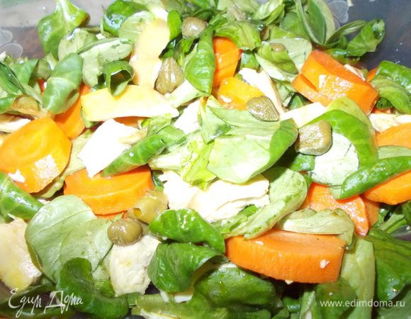 салат-корн промыть,обсушить и крупно порвать или нарезать.морковь нарезать кружками и положить в кипящую воду и варить 2-3 минутки,затем откинуть на дуршлаг и обдать холодной водой.куринную грудку отварить и нарезать.сделать заправку:мелко нарезать чеснок смешать с соевым соусом,медом,уксусом и маслом.выложить корн,моркошку и куриную грудку-полить заправкой,посолить,поперчить и перемешать.посыпать каперсами