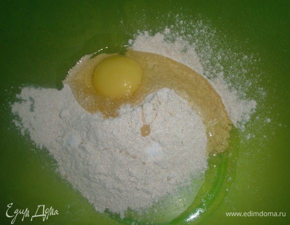 Приготовим сначала пасту:
в муку добавить яйцо, немного соли и замесить тесто. Добавить каплю масла если это необходимо. Тесто должно быть очень крутым. Вымесить его как следует. У меня цельнозерновая мука, она имеет серо-коричневый цвет, она разумеется более полезная!