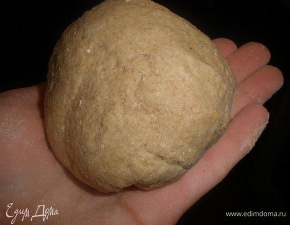 Вот такой шарик теста получился. Его я для удобства раскатывания делю на 2 части. 