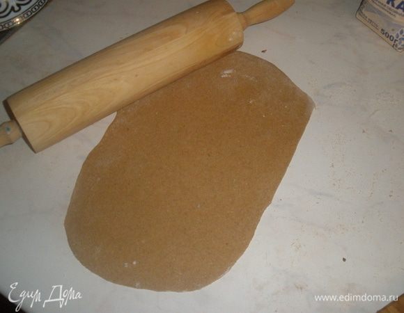 Раскатать кусок теста в очень тонкий пласт и свернуть рулетом. Нарезать на кусочки и затем их развернуть. Ширина около 1 см - я хотела широкую пасту. 