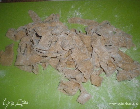 Пасту присыпать мукой и положить подсыхать. 