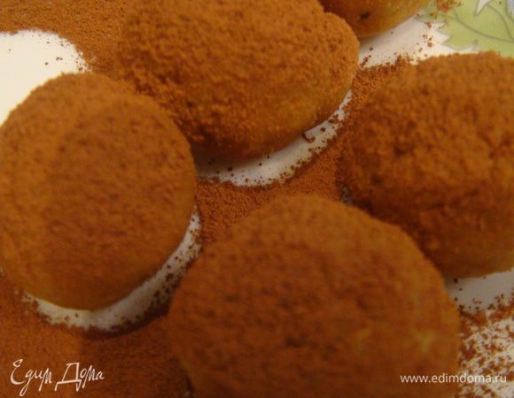 Блендером измельчаем печенье,у меня поломался накануне и я терла на терке)))Добавляем маскарпоне,кофе,немного предварительно замоченного  чернослива.Все очень хорошо перемешиваем до однородной массы и формируем шарики небольшой формы.Посыпаем их какао.Укладываем в упаковку и преподносим ранним утром как подарок или дополнение к подарку!!!