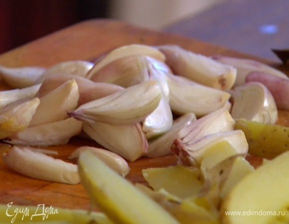 Лук-шалот почистить и разрезать по длине на дольки.