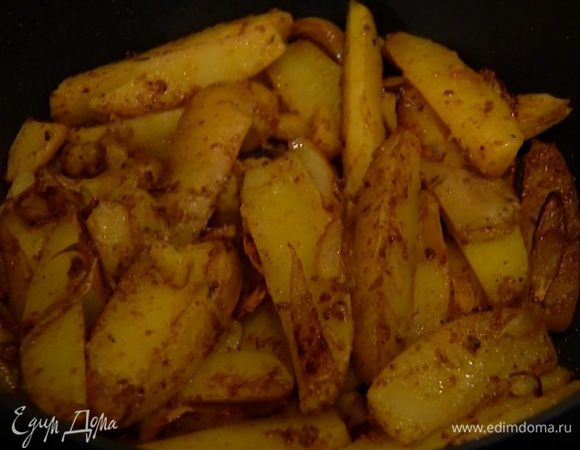 Влить в сковороду еще 2 ст. ложки масла, выложить картофель и обжарить до золотистого цвета.