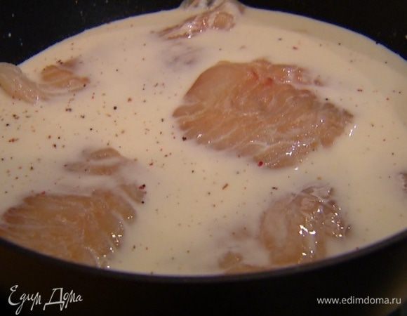 Молоко налить в глубокую сковороду, посолить, поперчить, добавить чеснок и выложить рыбу. Готовить 8–10 минут.