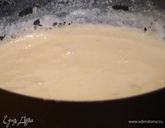 Вынуть рыбу из молока, добавить в молоко сметану и сливочное масло. Помешивая, уваривать соус, пока он не загустеет.