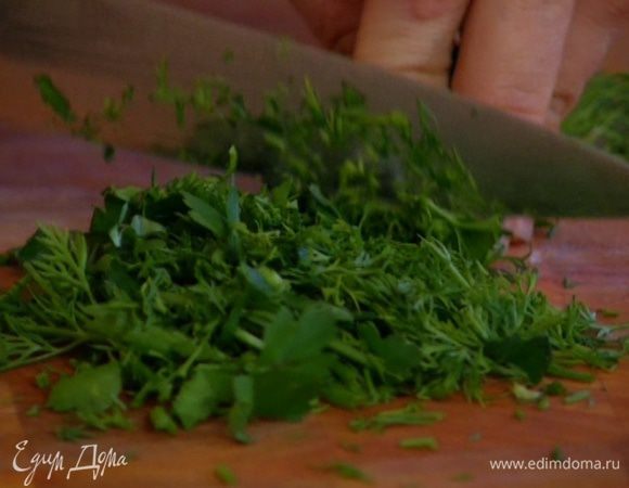 Укроп и петрушку мелко порубить.