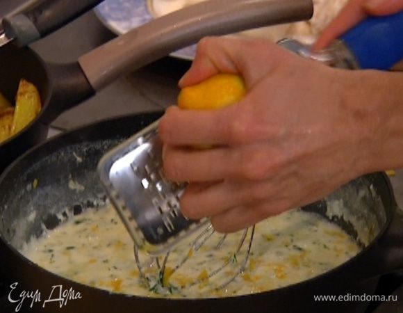 Цедру лимона натереть на мелкой терке, отжать из него 1 ст. ложку сока.