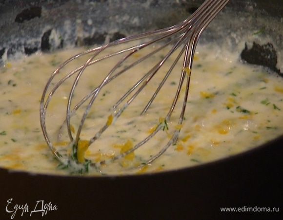 Добавить в молочный соус измельченную зелень, цедру лимона, влить лимонный сок и перемешать.