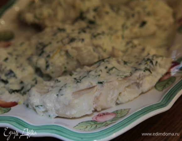 Полить готовую рыбу соусом и подавать.