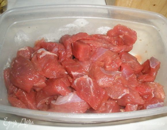 Мясо нарезать на тоненькие кусочки шириной 1 см. Посыпать солью и черным перцем. Лук нашинковать. Грибы если сухие замочить на час примерно, свежие нарезать. 