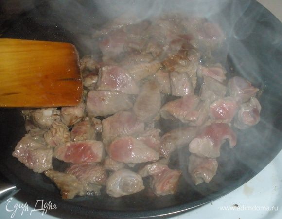 На разогретую сковороду наливаем оливковое масло и обжариваем мясо до подрумянивания. Затем мясо переложить в тарелку и оставить. 