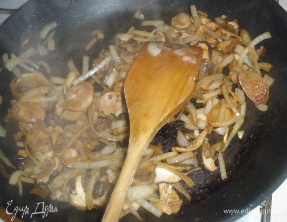 На туже сковороду выкладываем лук и красный перец. При этом убавить огонь до тихого. Жарить лук не давая ему сильно поджариватся. Затем добавить грибы. Тушить около 3 минут до готовности грибов. 