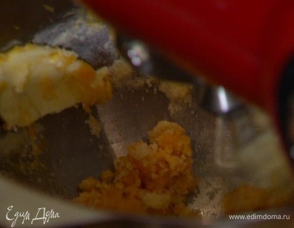 Взбить в комбайне 100 г предварительно размягченного сливочного масла вместе с сахаром.