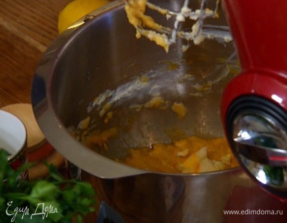 Желтки по одному ввести в масло с сахаром.